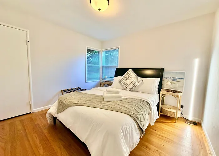 Newly Furnished Retreat 5 Min To Stanford & Downtown Palo Alto